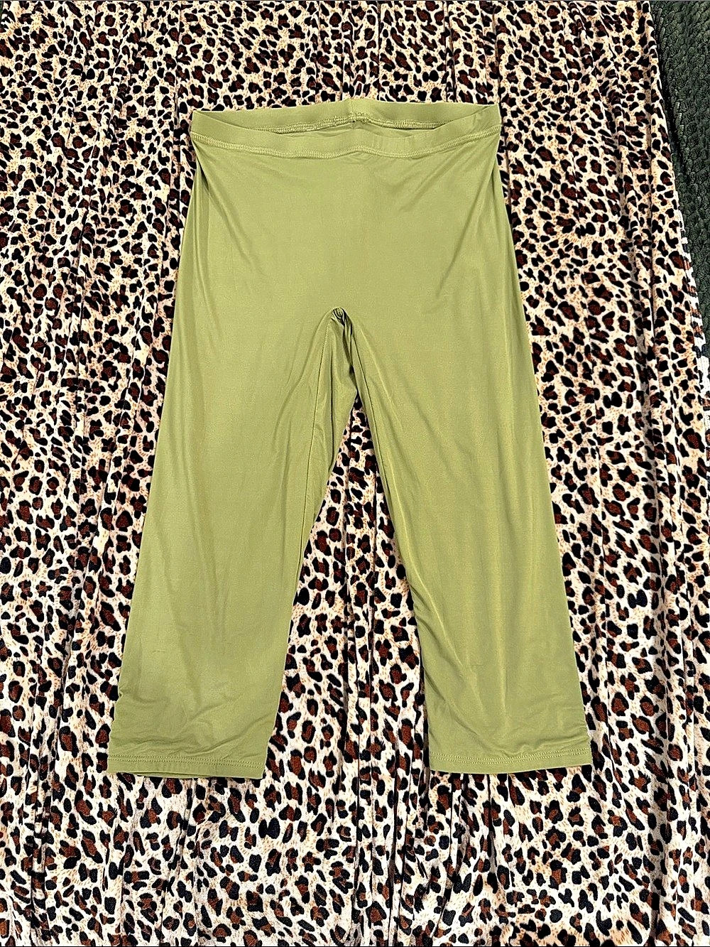 Naked Wardrobe Naked Capri Leggings Green NWT Size M